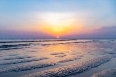日落时海浪拍岸